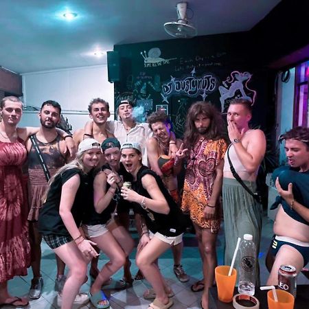 Revolution Hostel Chiang Mai Buitenkant foto